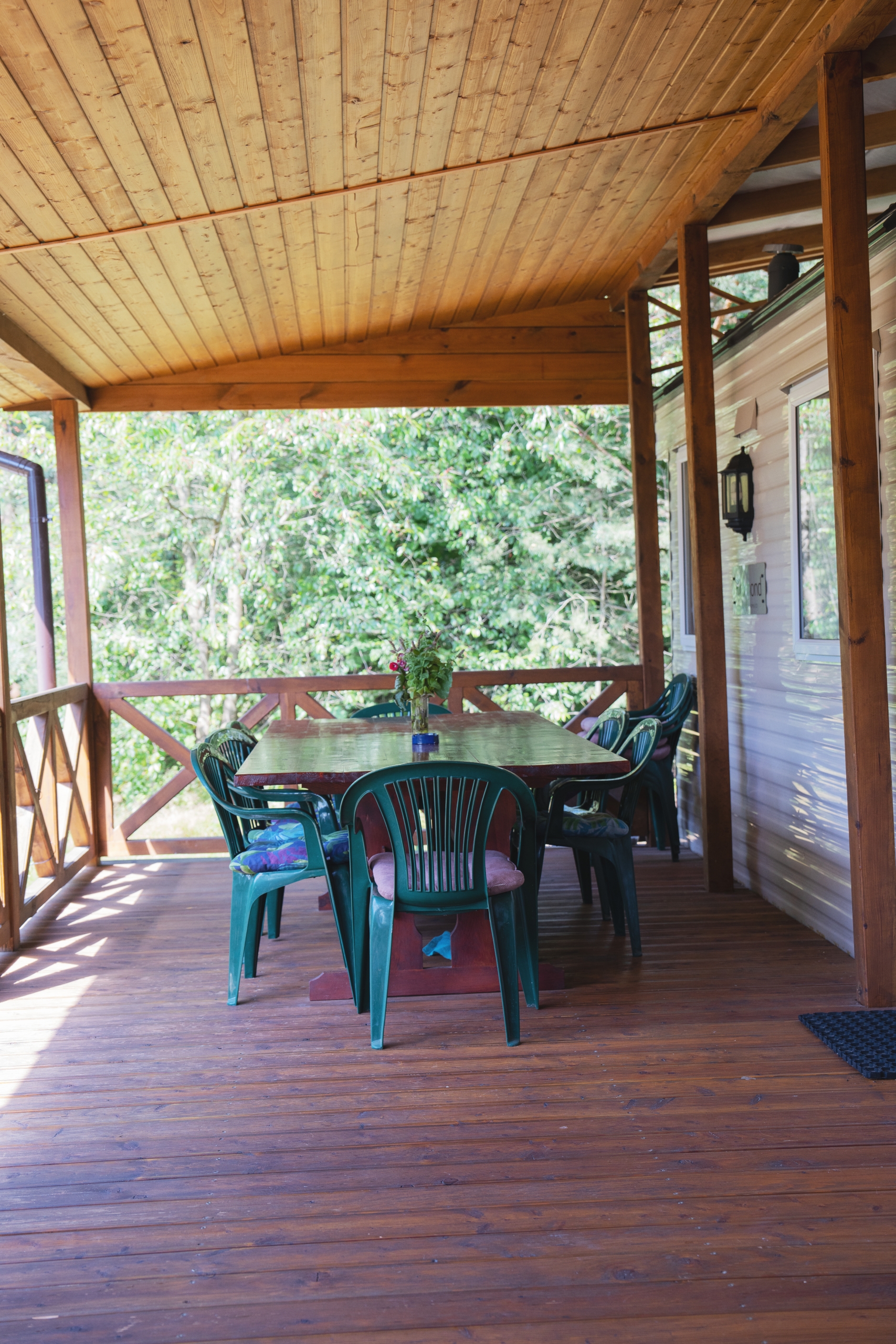 Taras domku do wynajęcia nad jeziorem w Białce koło Parczewa. Tanie noclegi w Białce.