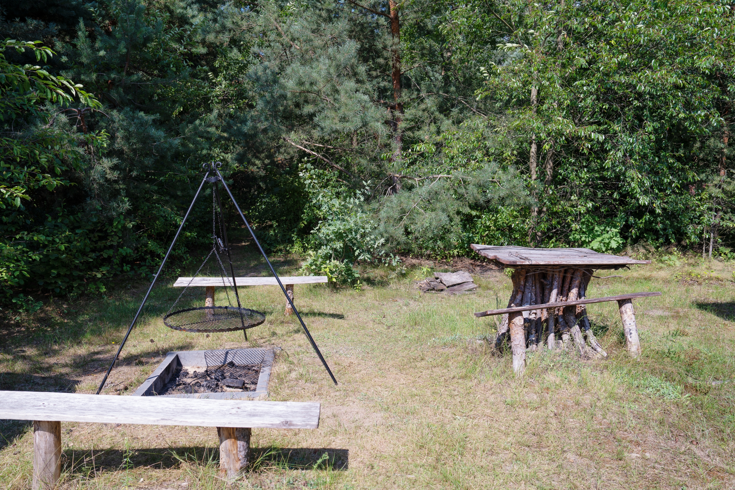 Domek do wynajęcia nad jeziorem w Białce z dużym ogrodem i paleniskiem z grillem.