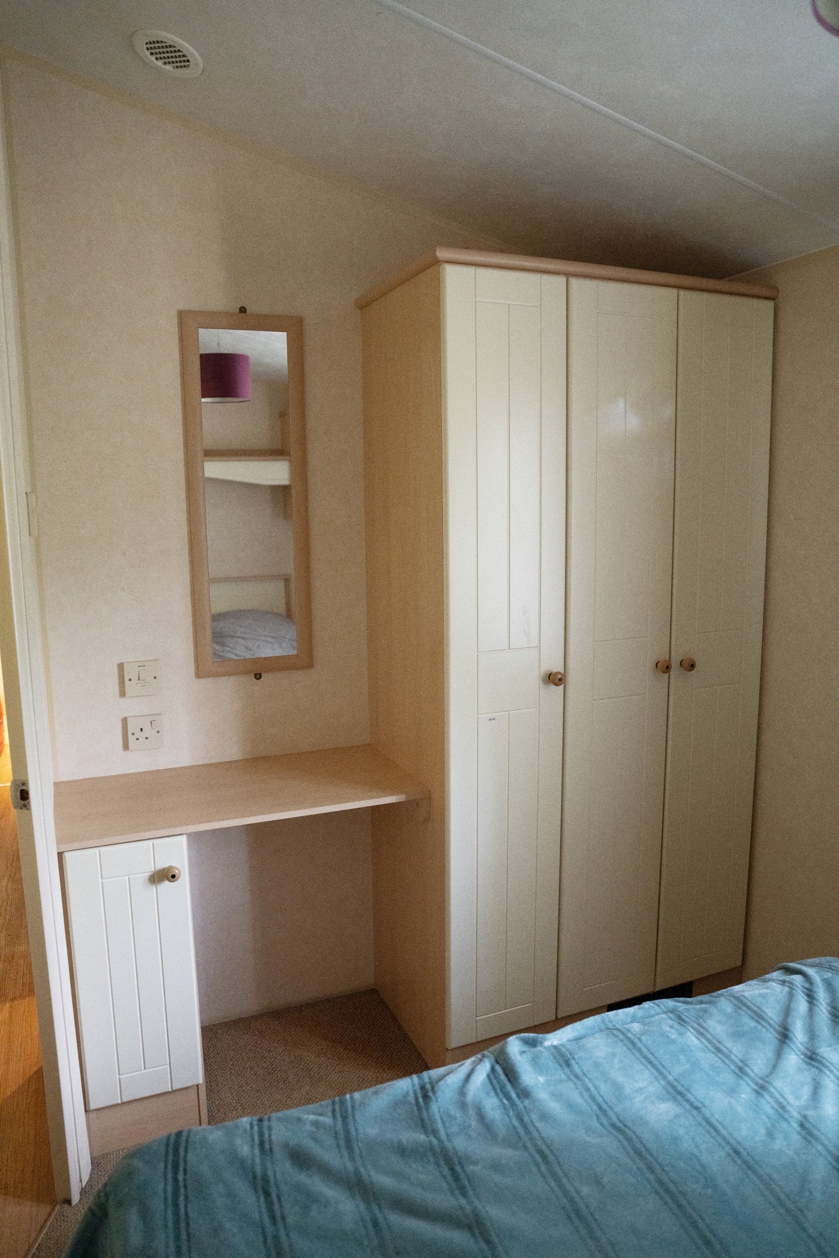 Noclegi w Białce Parczewskiej. Domek do wynajęcia nad jeziorem w Białce koło Parczewa. Główna sypialnia